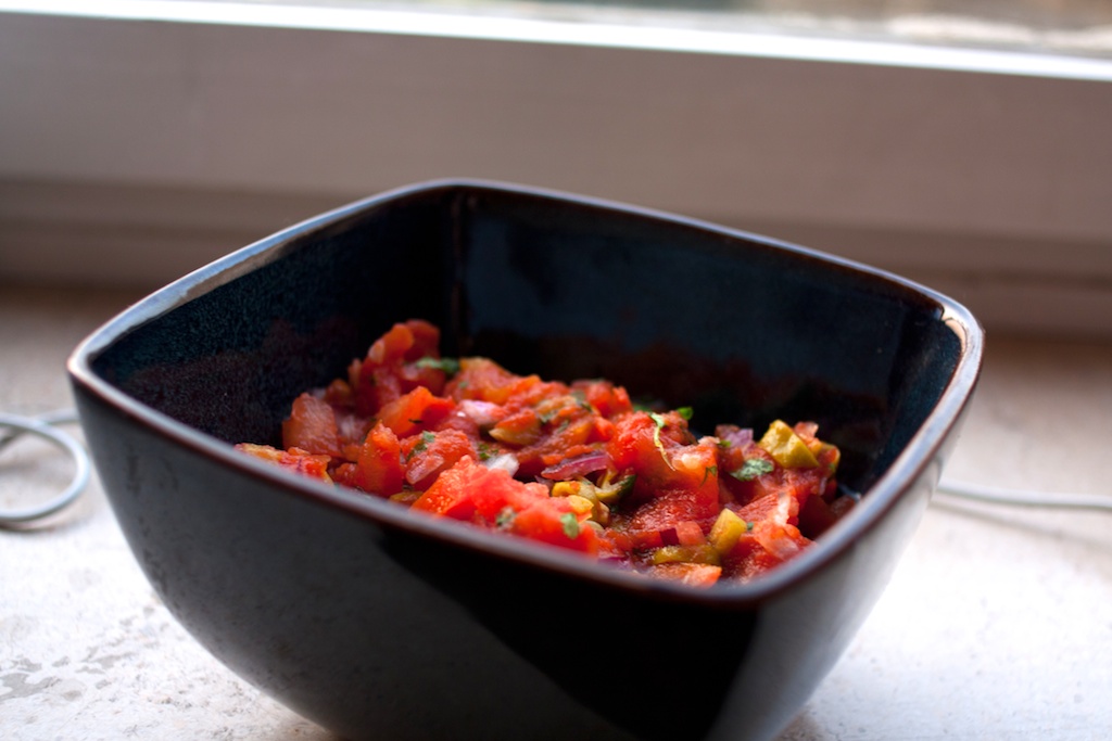 Quick-and-Easy-Salsa-Dip-with-Nachos-005